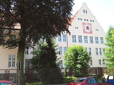 Front budynku Zespołu Szkół w chełmży