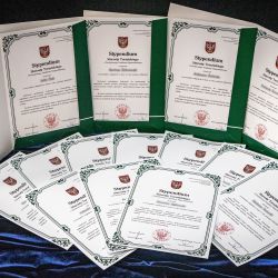 dyplomy dla stypendystów
